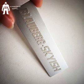 O laser gravou etiquetas de aço inoxidável pequenas do metal para o azul das bolsas/cor de Brown