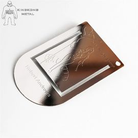 A cor imprimiu os marcador gravados do metal para o logotipo relativo à promoção do presente dos homens gravados