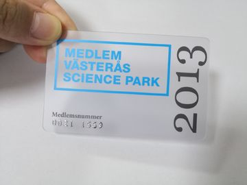 Matt feito-à-medida cartões transparentes do PVC com grava o número do ouro/prata