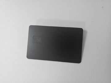 Cartão de banco preto matte liso do metal do costume 0.8mm com furo da microplaqueta do contato