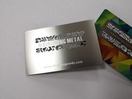 A cor imprimiu o cartão de aço inoxidável da identificação do metal com logotipo 85x54x0.5mm do corte do laser