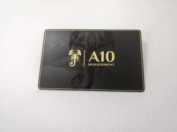 Os cartões pretos matte materiais de bronze do metal com laser gravam o logotipo do ouro