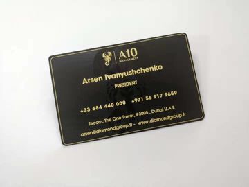 Os cartões pretos matte materiais de bronze do metal com laser gravam o logotipo do ouro