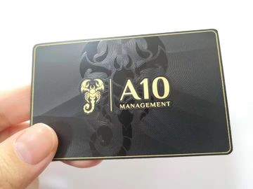 Os cartões pretos matte materiais de bronze do metal com laser gravam o logotipo do ouro
