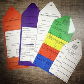 As etiquetas impressas da roupa do papel revestido/o cair feito sob encomenda porta do hotel etiquetam